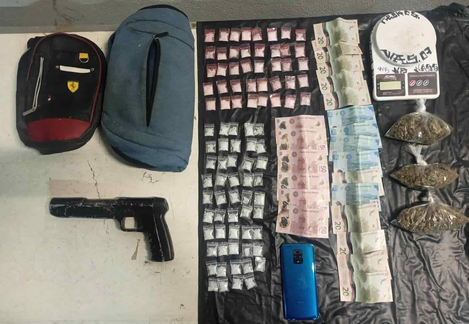 Elementos de Fuerza Civil aprehendieron a dos hombres en calles de la colonia Las Lomas, en el municipio de Juárez, uno de ellos relacionado con una ejecución.