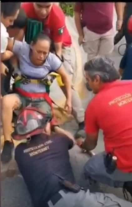 Una mujer terminó con lesiones de consideración, al caer en un registro de Telmex, que estaba son tapa, en calles de la Colonia Villa Mitras de Monterrey.