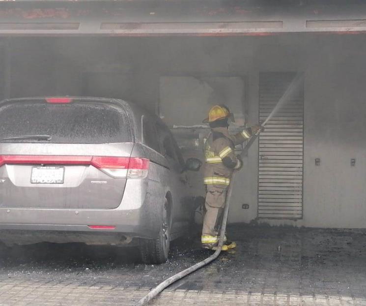 Arde camioneta en cochera