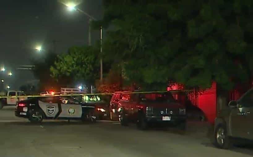 En el momento en que subía a un taxi de aplicación, un contador fue ejecutado por una unidad tipo motocross de al menos un balazo en la cabeza, la madrugada de ayer en calles de la Colonia Monte Albán, sector ubicado en el municipio de Apodaca.