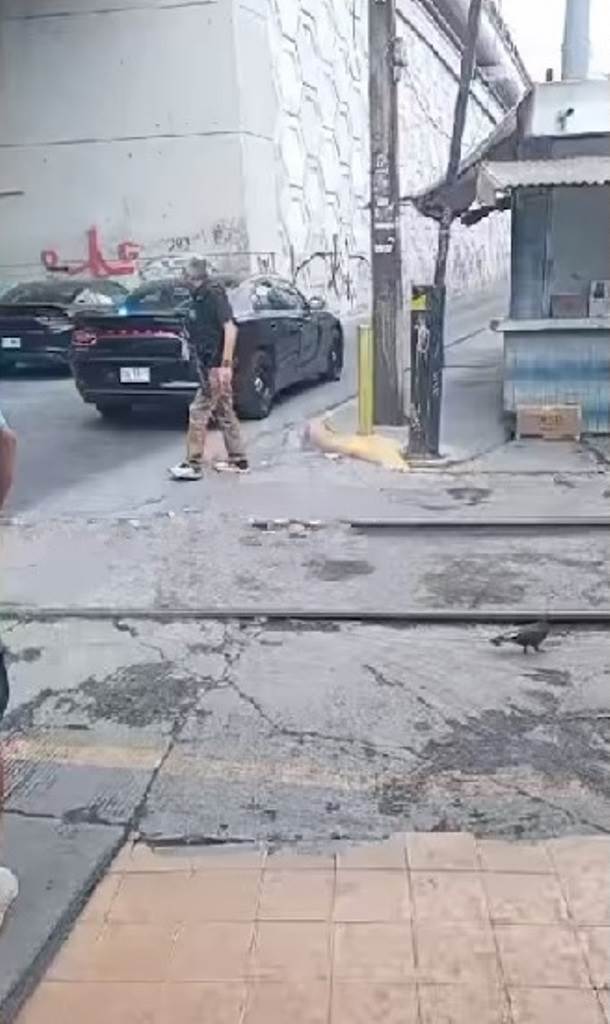 A balazos un hombre con orden de aprehensión por homicidio intentó impedir que elementos de la Agencia Estatal de Investigaciones lo detuvieran, pero finalmente lo arrestaron tras ser baleado por los efectivos, la tarde de ayer en la Colonia Reforma, oriente de Monterrey.