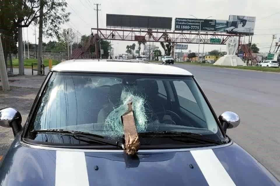 Un conductor estuvo a punto de perder la vida en forma trágica, al introducirse un barrote en el parabrisas de su auto, cuando circulaba por la Carretera Miguel Alemán, en el municipio de Apodaca.