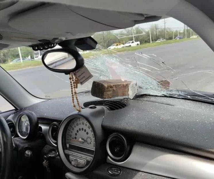 Se incrusta barrote en auto