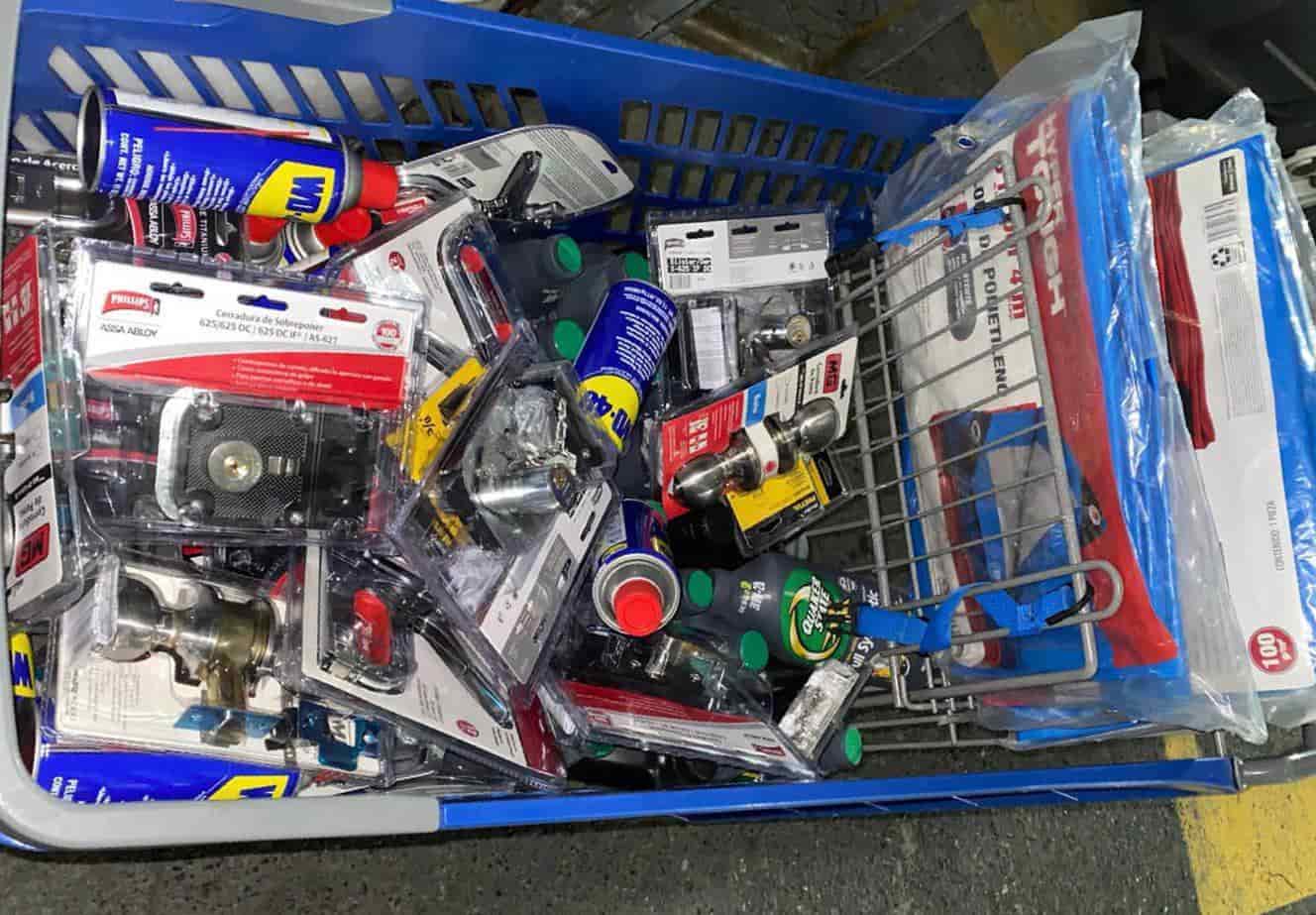 Elementos de la policía preventiva de Guadalupe, lograron la detención de dos hombres que presuntamente intentaron sustraer mercancía valuada en 21 mil pesos, sin realizar el pago correspondiente en una tienda departamental.