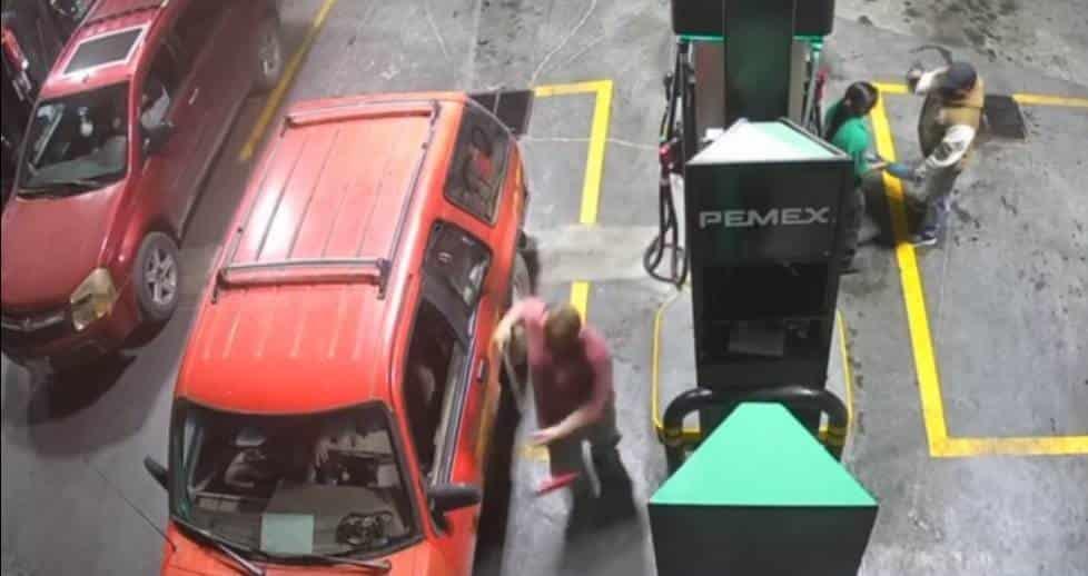 Baña con gasolina a asaltante
