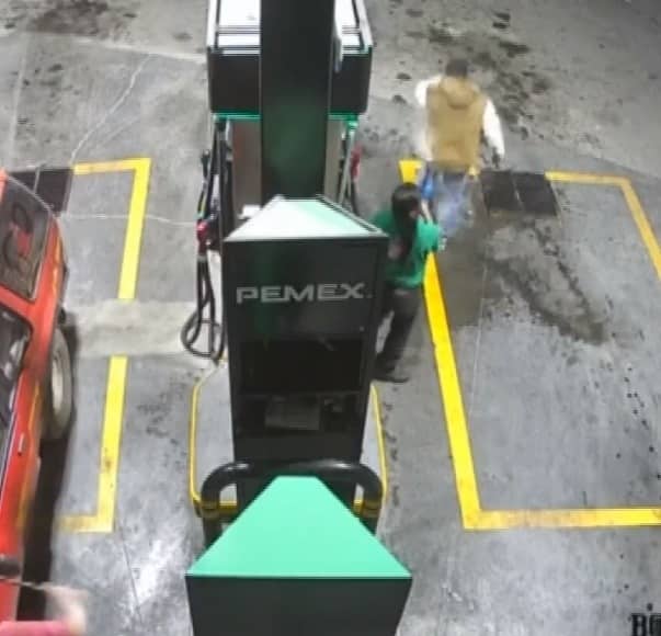 Un delincuente terminó bañado en gasolina, cuando intentó asaltar a una despachadora de un expendio de gasolina ubicado en el municipio de Juárez, Nuevo León.