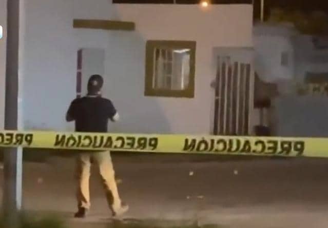 Aunque intentó resguardarse de hombres armados, una persona fue finalmente alcanzada y ejecutada, la noche del miércoles en calles de la Colonia Bosques del Seminario, en el municipio de Benito Juárez.