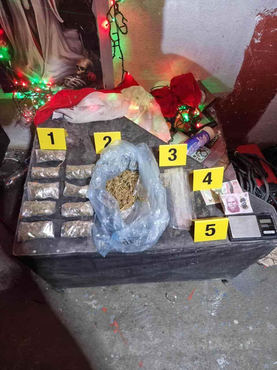 Elementos de la Agencia Estatal de Investigaciones arrestaron a un hombre tras realizar un cateo en un domicilio del municipio de Salinas Victoria, donde encontraron droga.