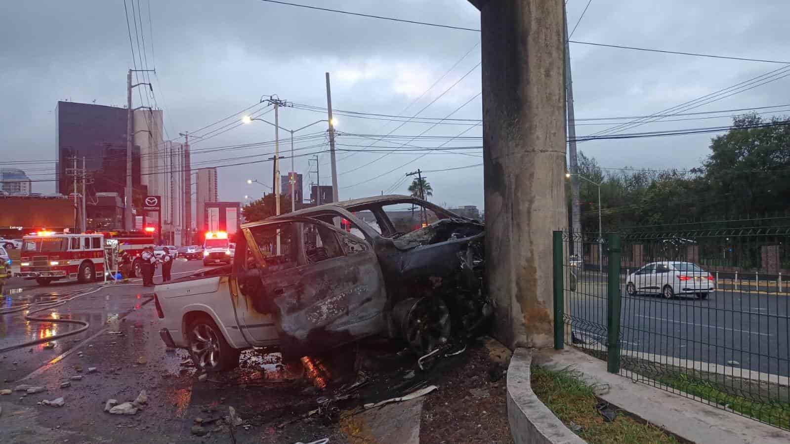 Tras estrellar su camioneta contra la columna de un puente, la cual posteriormente se incendió, una persona falleció ayer en la Avenida Vasconcelos, municipio de San Pedro.