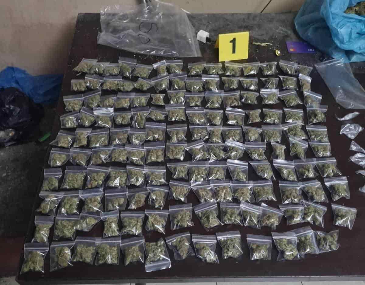 Un presunto narcomenudista fue arrestado por elementos de la policía luego de un cateo realizado en un domicilio de la Colonia Prados de la Cieneguita, en el municipio de Apodaca.