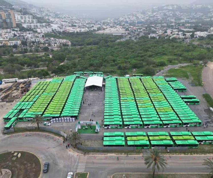 Entrega gobernador 300 nuevas unidades de transporte urbano