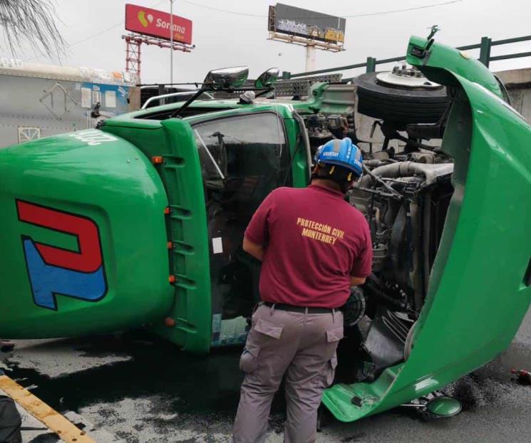 Vuelca tráiler por andar de correlón