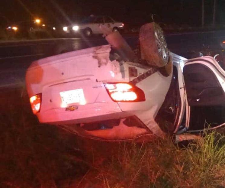 Sobrevive pareja a volcadura en Linares Sobrevive pareja a volcadura en Linares