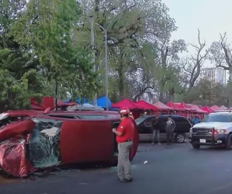 Se registra choque entre auto y camión frente a la Alameda