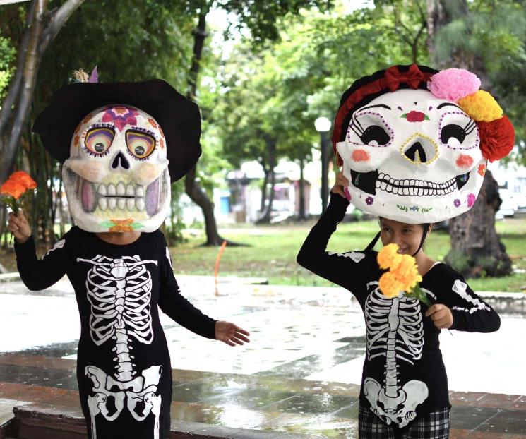 Comparte maestra el arte de hacer calaveras cabezudas