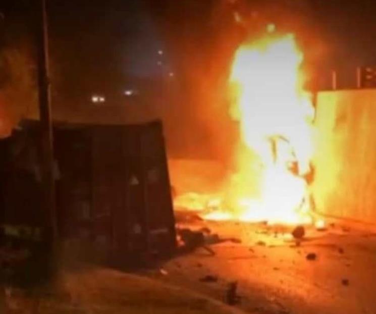 Choca tráiler y muere conductor en Santiago