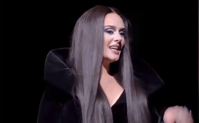Adele se viste de Morticia Addams
