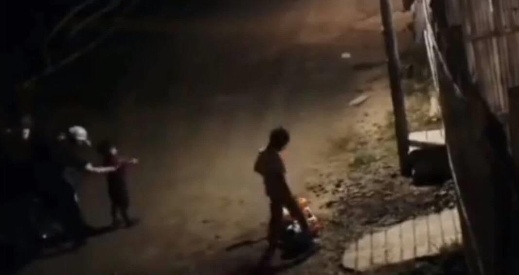 Captan secuestro de menor por motociclistas en Ecuador