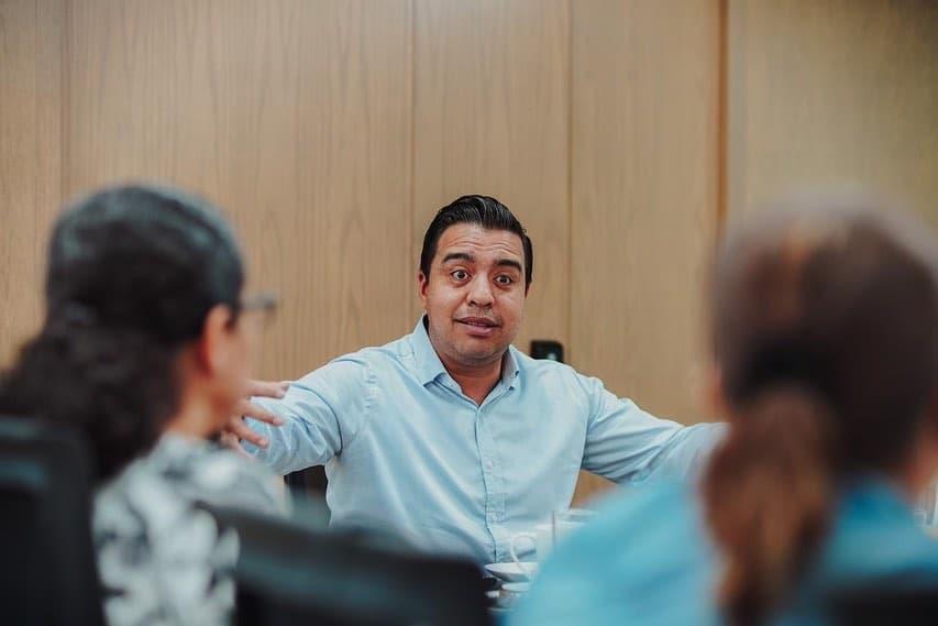 Dialoga Nava con vecinos de La Ermita