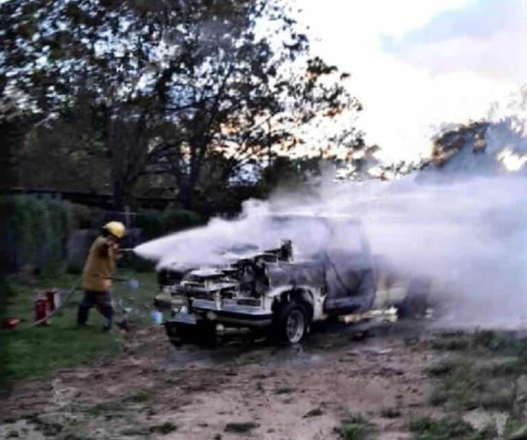 Arde camioneta en Cadereyta