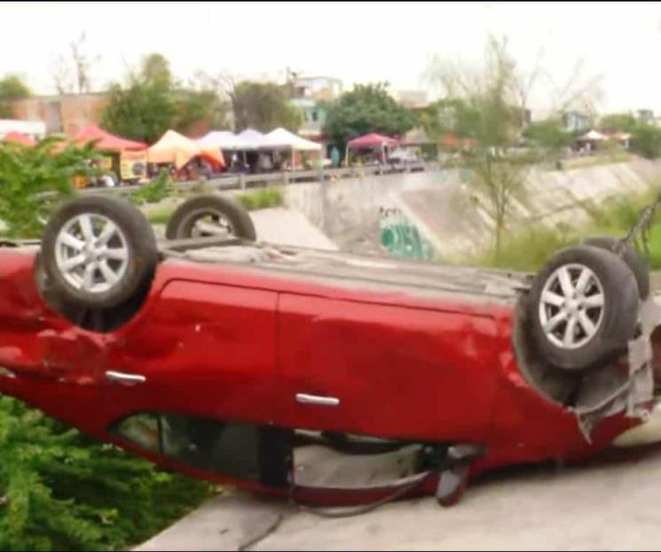 Cae auto a canalón