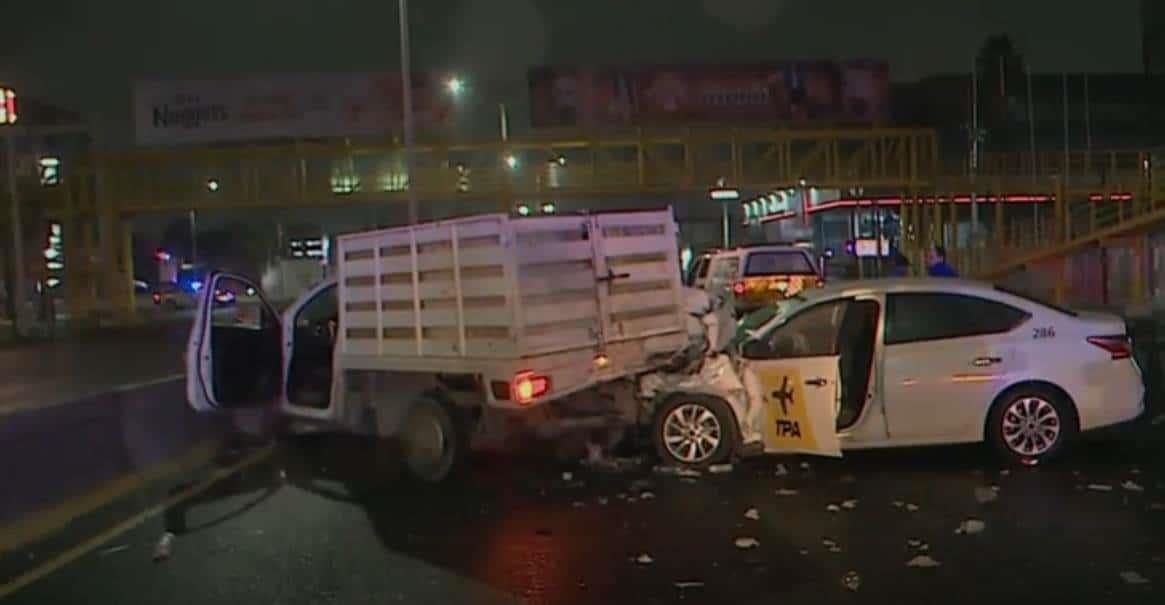 Choca taxi; hay dos lesionados