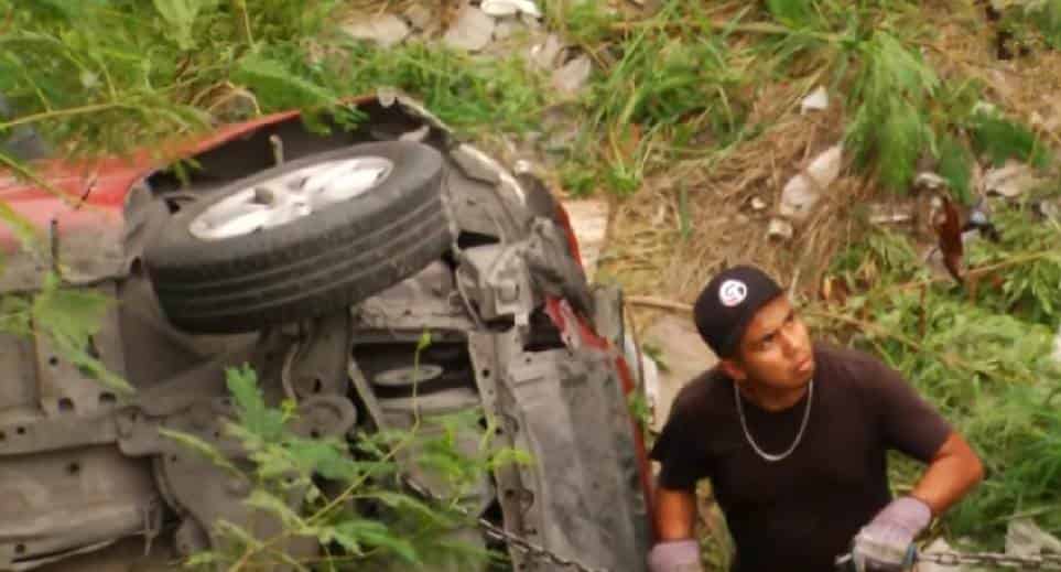 Un hombre terminó con lesiones de consideración, después de terminar cayendo al fondo de un canalón pluvial, ubicado en la zona norte de Monterrey.