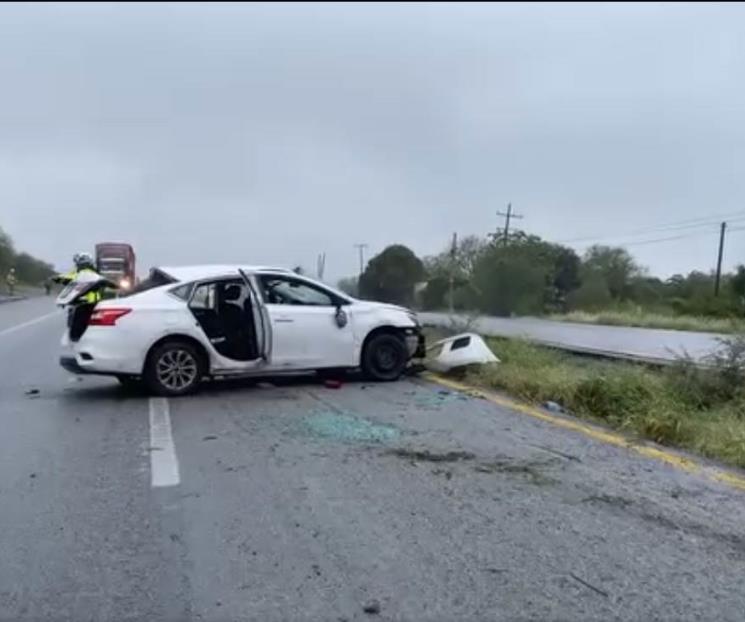 Vuelca auto y sale lesionado