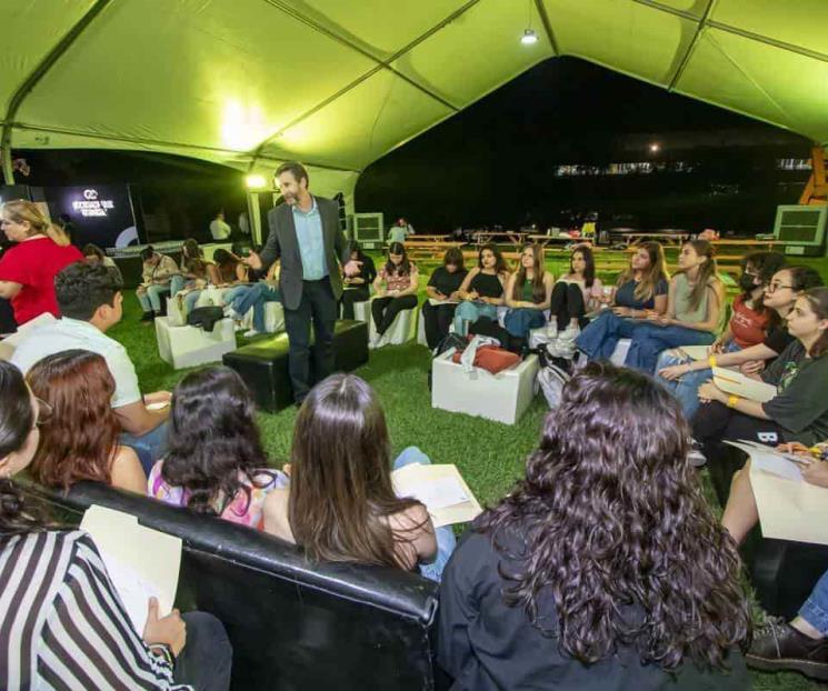 Celebran su próximo egreso de la UDEM como profesionales