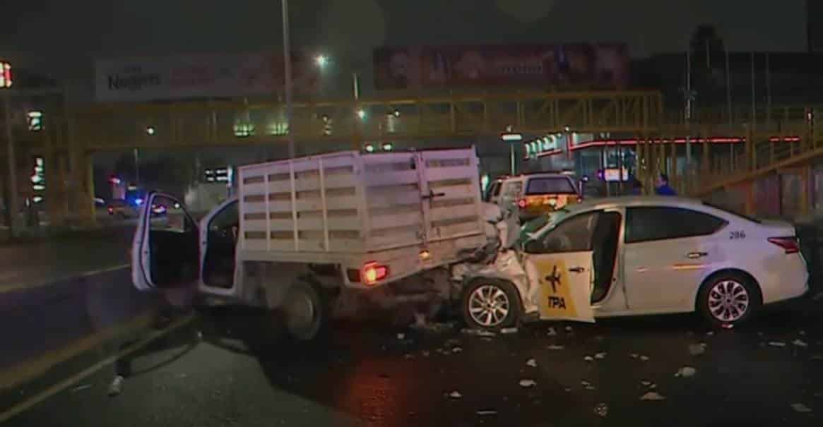 Un taxi de aeropuerto impactó a una camioneta de Servicios Públicos de Monterrey, en la Avenida Gonzalitos, dejando un saldo de dos lesionados.