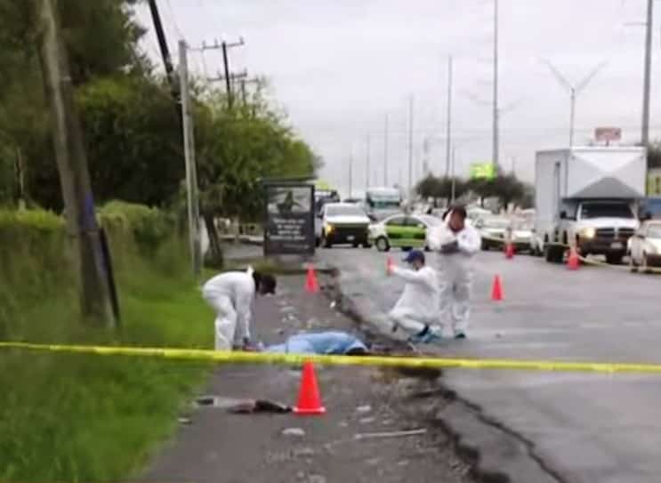 Una mujer perdió la vida al ser atropellada por un automóvil fantasma, frente a las instalaciones de la Cruz Verde ubicada en la Colonia Santa Cruz en el municipio de Guadalupe.