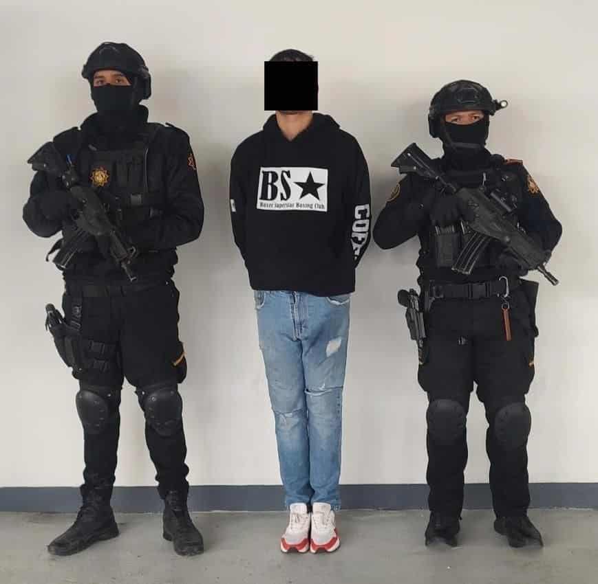 Elementos de Fuerza Civil lograron aprehender a un presunto vendedor de drogas a quien le decomisaron enervantes, al poniente de la ciudad.