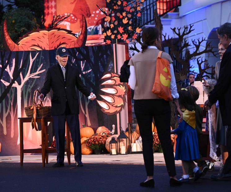 Reparte Biden dulces mientras invita a la lectura Reparte Biden dulces mientras invita a la lectura