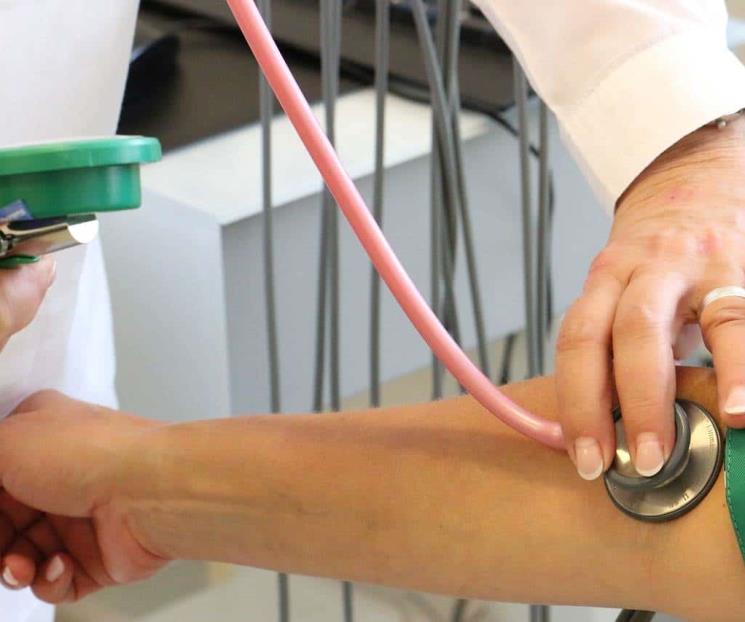 Síntomas que indican la presión arterial baja: cardiólogo
