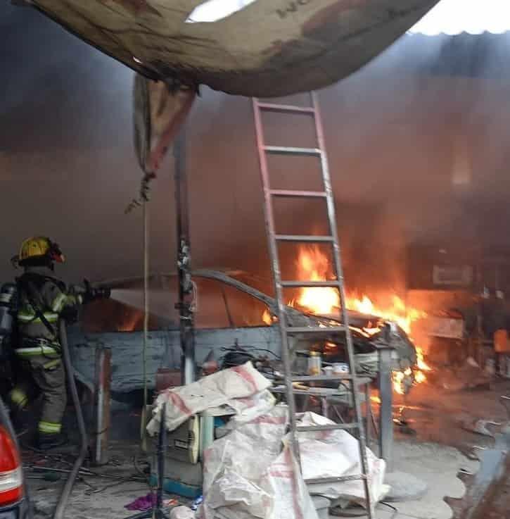 Arde taller mecánico