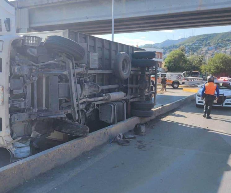 Deja volcadura dos lesionados Deja volcadura dos lesionados