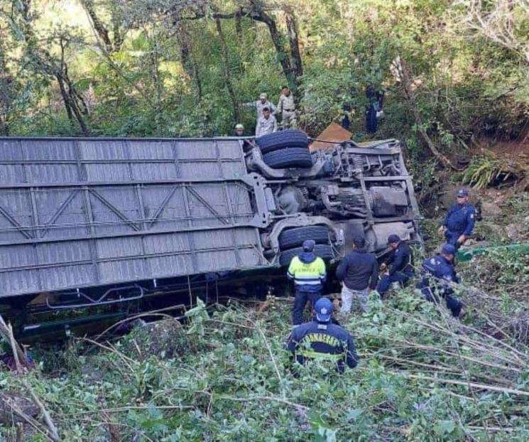 Volcadura de autobús deja un muerto y 30 heridos en Oaxaca