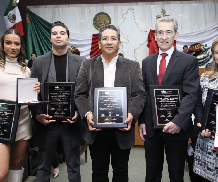 Entregan la medalla ‘Fray Servando Teresa de Mier’