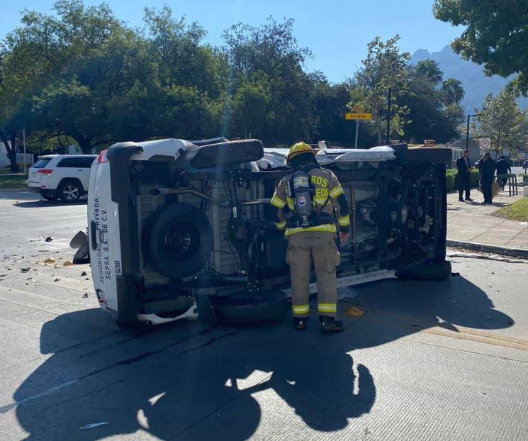 Vuelca camioneta blindada Vuelca camioneta blindada