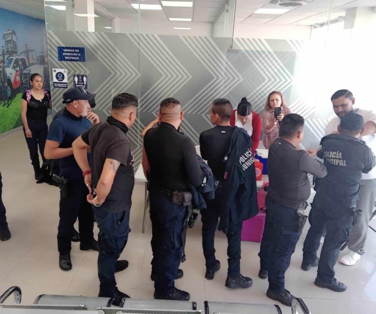 Vacunan en Escobedo a policías