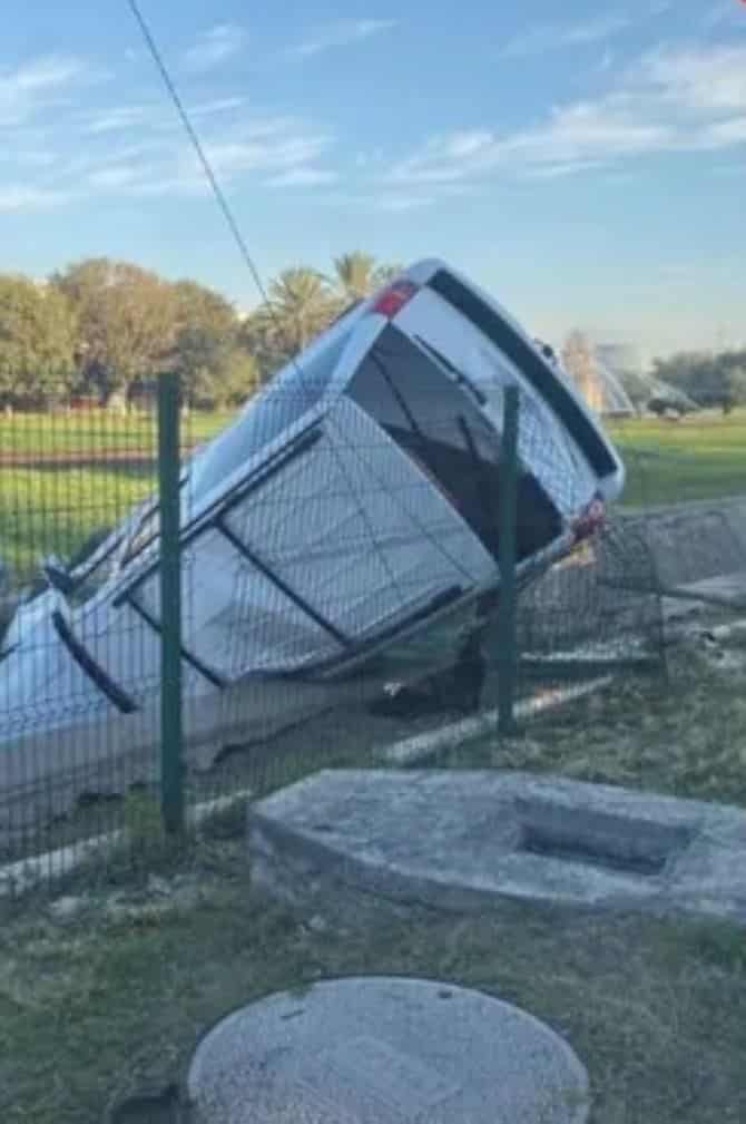 Un hombre terminó con diversas lesiones, después de perder el control de su camioneta y terminar volcado en los patios de una empresa ubicada en el municipio de Apodaca.