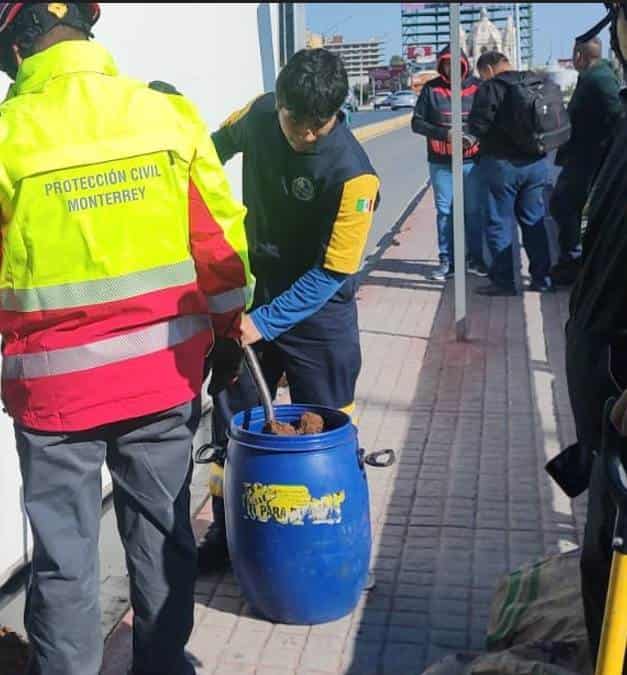 Dos empleados lesionados, fue el saldo que dejó la volcadura de un camión, en calles del centro de la ciudad.