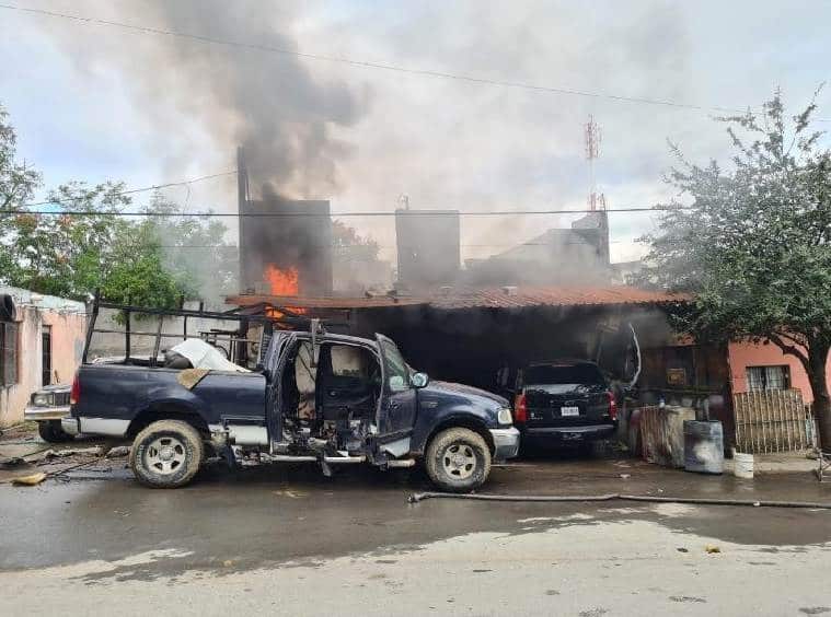 El incendio de un taller de soldadura ubicado en el municipio de Montemorelos, dejó cuantiosas pérdidas materiales, al ser alcanzados tres vehículos que estaban estacionados frente al negocio.