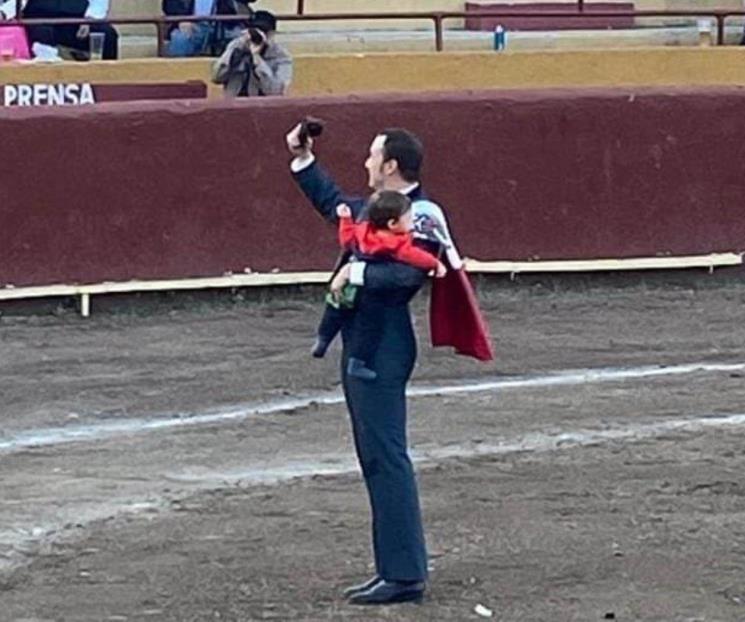 Regios brillan en Plaza de Toros en Cadereyta