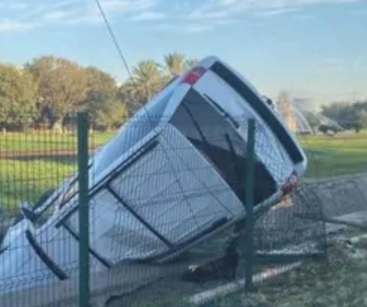 Vuelca camioneta en Apodaca