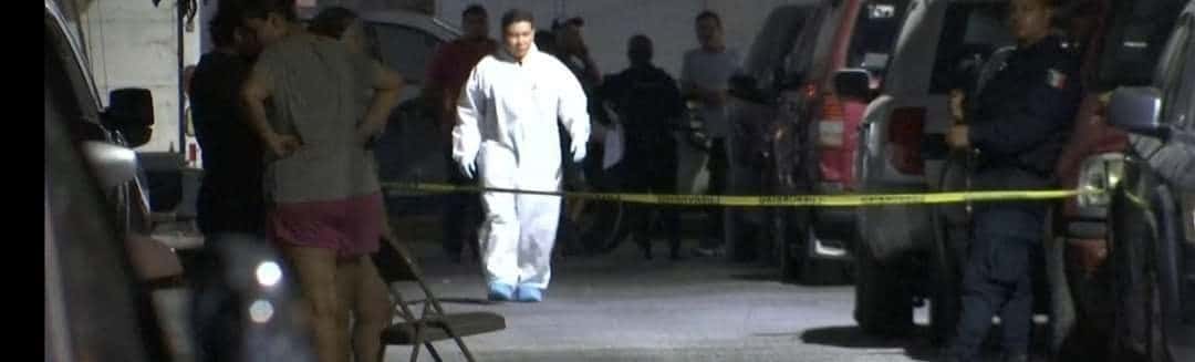 Cuando se encontraba a bordo de su camioneta un masculino fue ejecutado de dos balazos por un solitario delincuente quien se dio a la fuga, en Juárez.