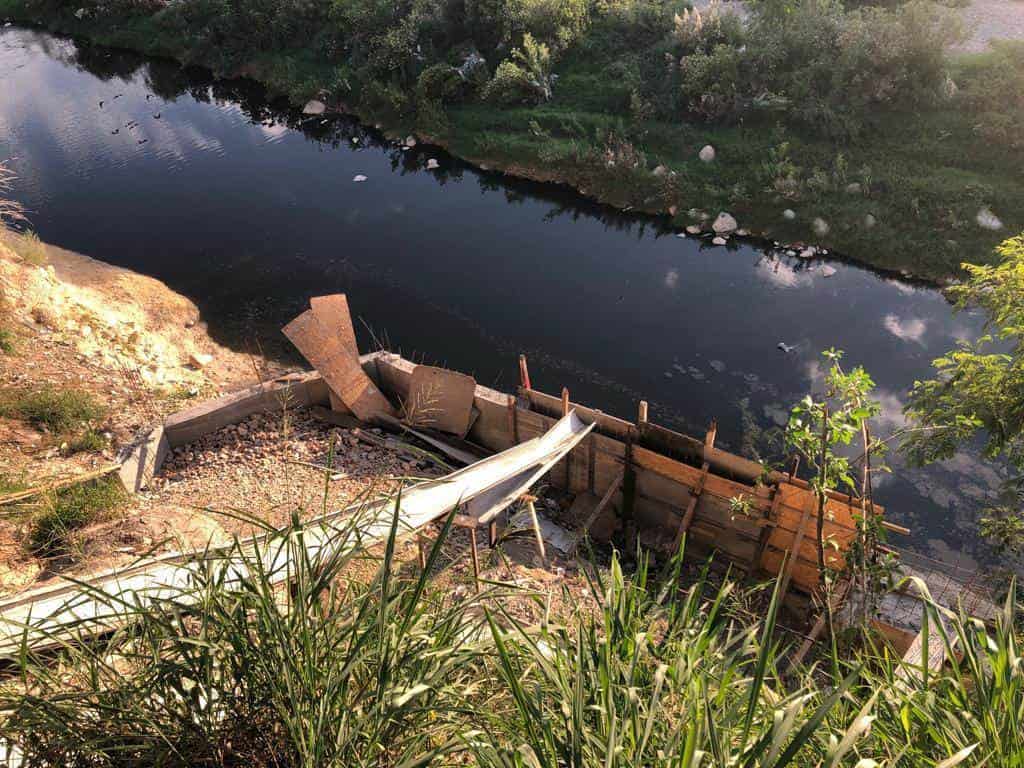 Dos albañiles fueran detenidos por policías de Escobedo, luego de que fueron sorprendidos  tirando escombro en un predio cercano al Río Pesquería.