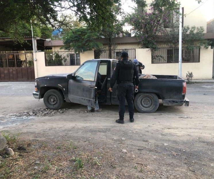 Tiran escombro; los detienen