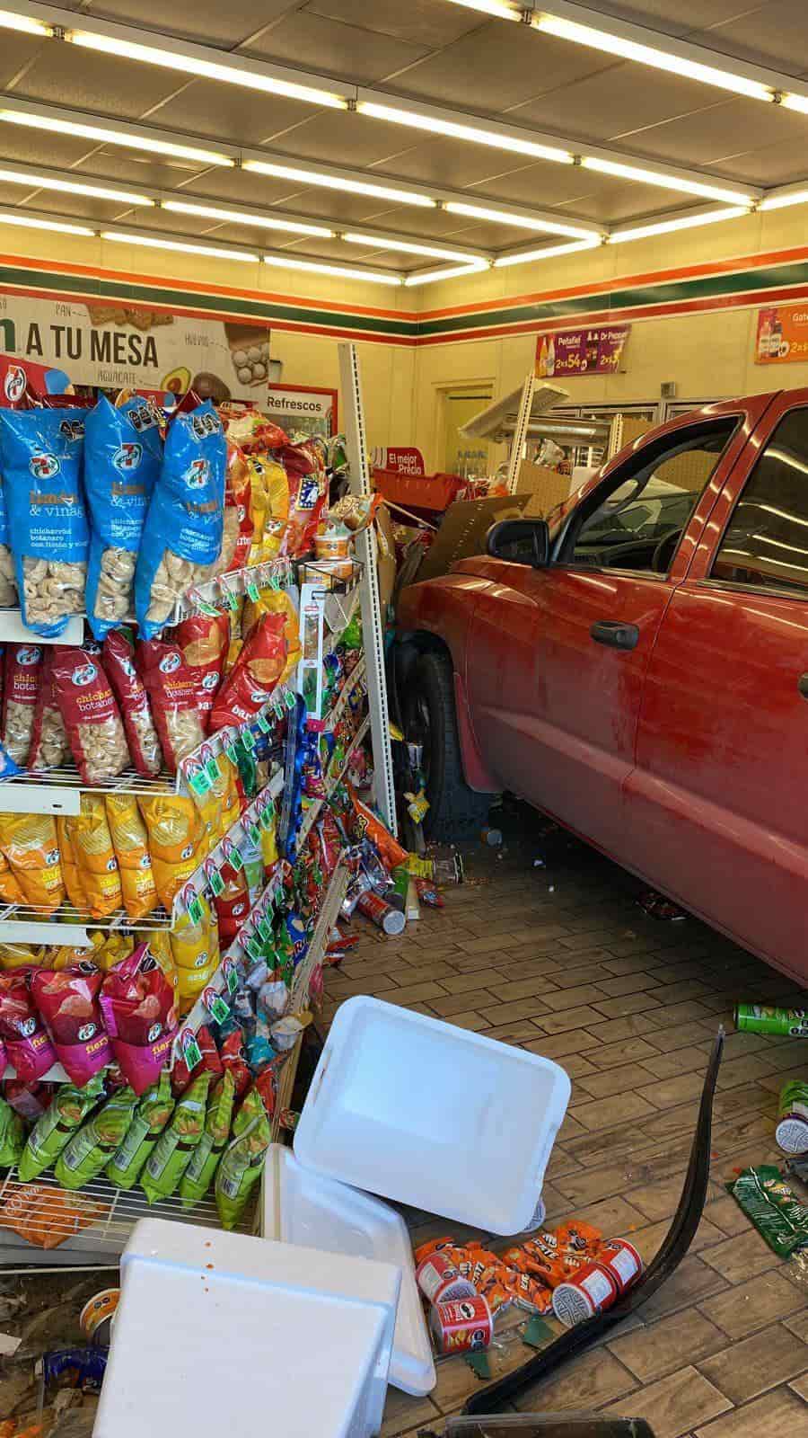 El susto de su vida se llevaron los empleados de una tienda de conveniencia del municipio de Escobedo, cuando una mujer estaciono su vehículo dentro del local comercial.