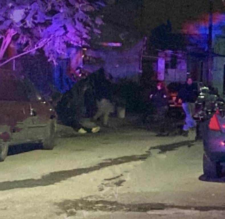 Un presunto distribuidor de drogas, fue ejecutado de varios balazos, cuando estaba parado frente a su domicilio en el municipio de Juárez, Nuevo León.